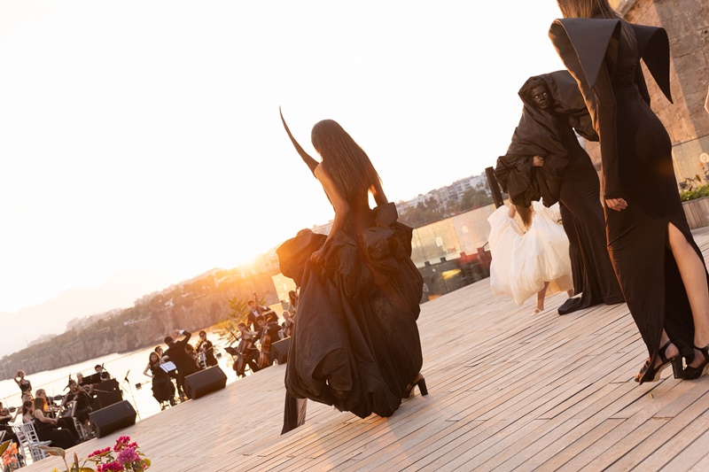 Moda, Tarih Ve Sanat�n Büyülü Bulu�mas� 